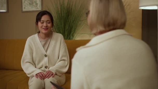 Psicólogo Asiático Menina Ansiedade Transtorno Falando Ajudando Problemas Mentais — Vídeo de Stock