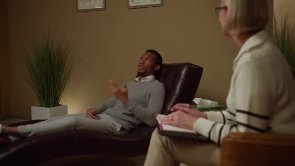 Joven Está Hablando Con Psicólogo Mostrando Emociones Positivas Durante Sesión — Vídeos de Stock