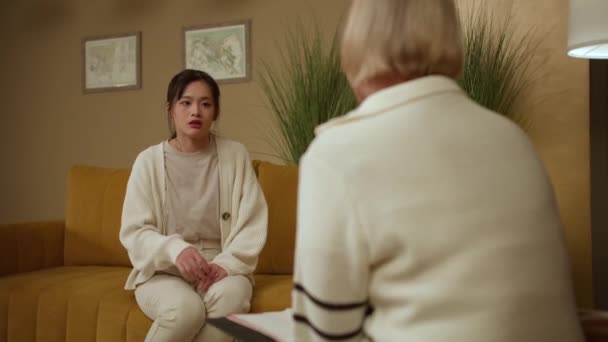 Психолог Азіатська Дівчина Тривожний Розлад Розмова Допомога Розумових Проблемах — стокове відео