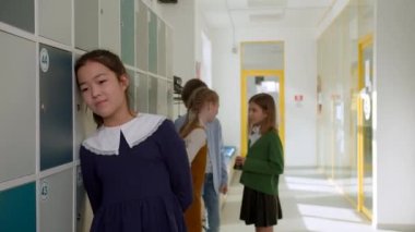 İlköğretim sınıfı, çocuklar öğretmenle iletişim kurar, çeşitli soruları cevaplarlar..