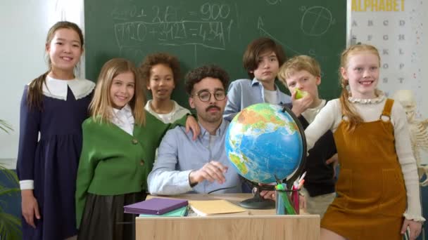 Elementary School Class Children Communicate Teacher Answering Various Questions — Vídeo de Stock