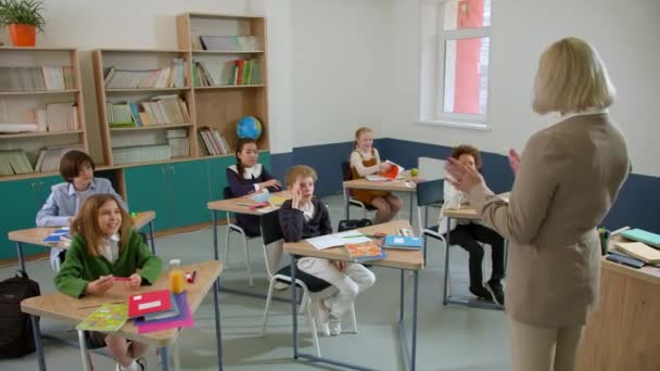 Δημοτικό Σχολείο Τάξη Παιδιά Επικοινωνούν Δάσκαλο Απαντώντας Διάφορες Ερωτήσεις — Αρχείο Βίντεο