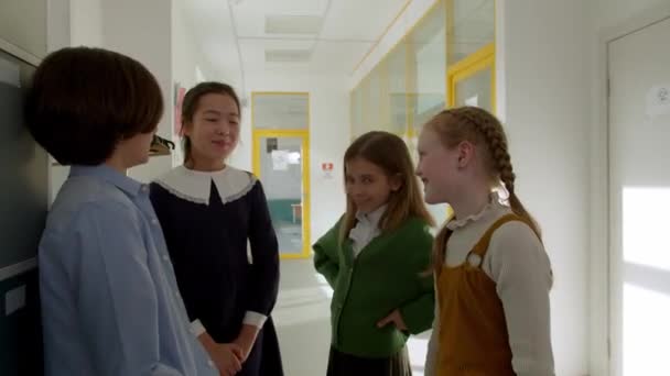 Elementary School Class Children Communicate Teacher Answering Various Questions — Vídeo de Stock