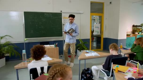 Lköğretim Sınıfı Çocuklar Öğretmenle Iletişim Kurar Çeşitli Soruları Cevaplarlar — Stok video