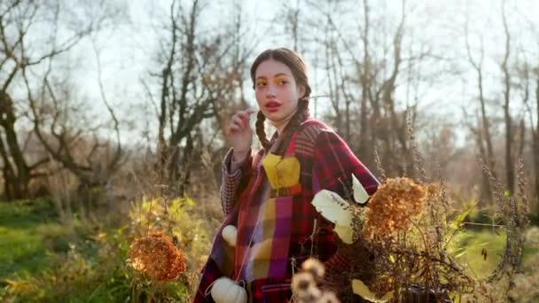 Lachend Mooi Tiener Meisje Kotst Herfst Bladeren Het Park Slow — Stockvideo