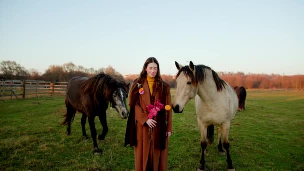 Roztomilé Evropské Děvče Květinami Lese Koňmi Slunečného Dne Úsměvem — Stock video