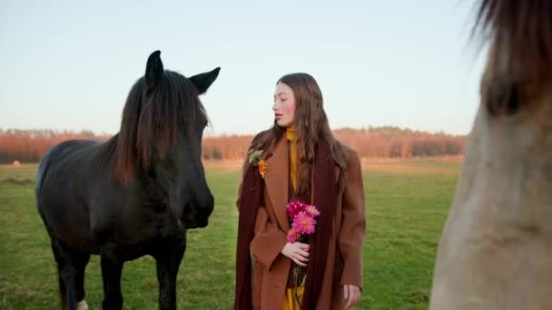 Χαριτωμένο Ευρωπαϊκό Κορίτσι Λουλούδια Στο Δάσος Άλογα Μια Ηλιόλουστη Μέρα — Αρχείο Βίντεο
