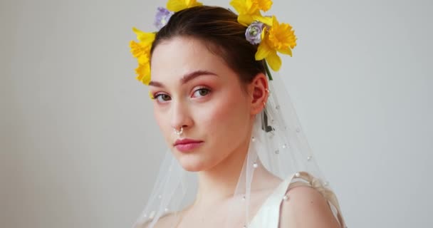 Porträtt Europeisk Flicka Med Vackra Blommor Med Ett Leende Och — Stockvideo