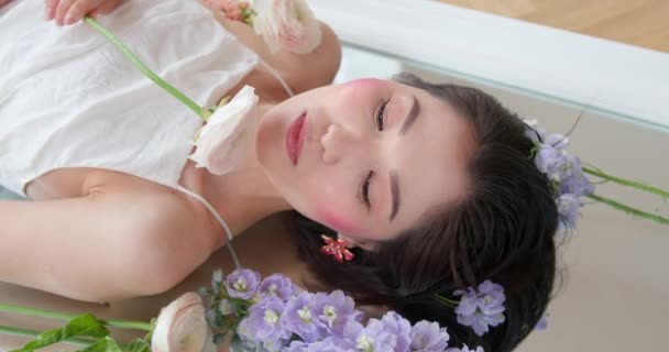 Porträtt Asiatisk Flicka Med Vackra Blommor Med Ett Leende Och — Stockvideo