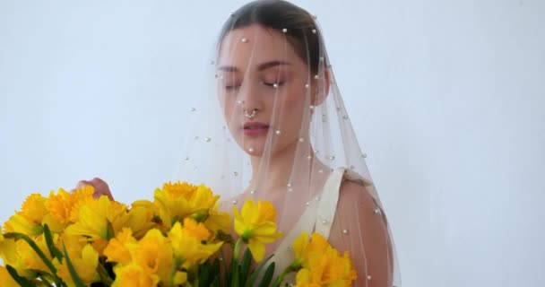 Güzel Çiçekli Gülümseyen Güneşli Avrupalı Bir Kızın Portresi — Stok video