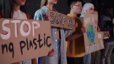 Çevre kirliliği ve küresel ısınmayı protesto eden bir grup genç
