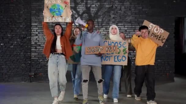 Grupa Protestujących Młodych Ludzi Protestuje Przeciwko Zanieczyszczeniu Środowiska Globalnemu Ociepleniu — Wideo stockowe