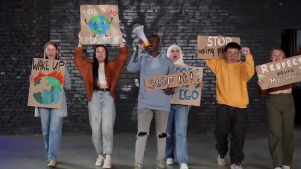 Grupa Protestujących Młodych Ludzi Protestuje Przeciwko Zanieczyszczeniu Środowiska Globalnemu Ociepleniu — Wideo stockowe