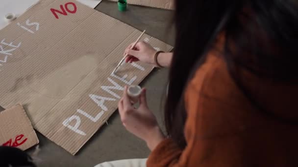 Grupo Jovens Desenha Cartazes Protestos Contra Poluição Ambiental — Vídeo de Stock