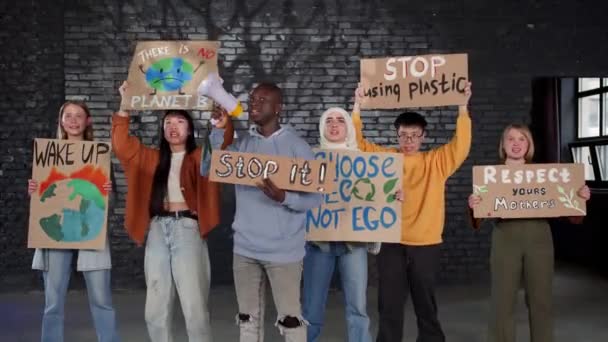 Grupo Jovens Protestantes Está Protestando Contra Poluição Ambiental Aquecimento Global — Vídeo de Stock