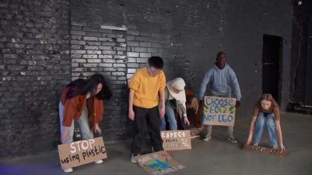 Grupp Protesterande Ungdomar Protesterar Mot Miljöföroreningar Global Uppvärmning — Stockvideo