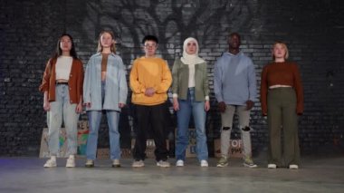 Çevre kirliliği ve küresel ısınmayı protesto eden bir grup genç