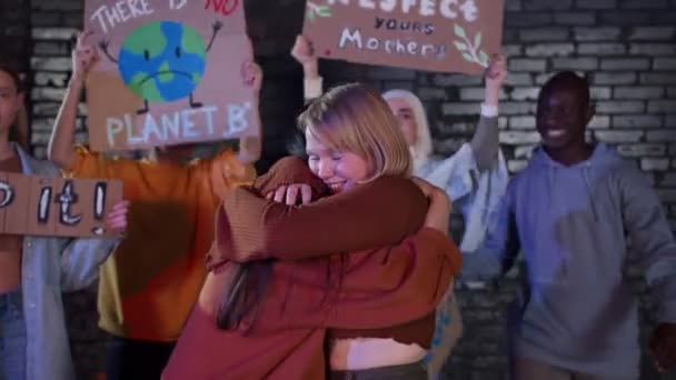 Een Groep Protesterende Jongeren Protesteert Tegen Milieuvervuiling Opwarming Van Aarde — Stockvideo