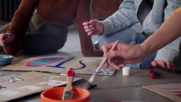 Μια Ομάδα Νέων Ζωγραφίζει Αφίσες Και Διαμαρτύρεται Κατά Της Ρύπανσης — Αρχείο Βίντεο