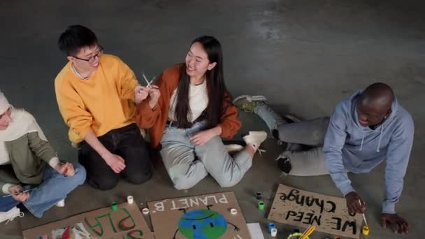 Grupa Młodych Ludzi Rysuje Plakaty Protesty Przeciwko Zanieczyszczeniu Środowiska — Wideo stockowe