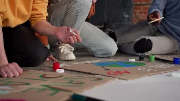 Група Молодих Людей Малює Плакати Протестує Проти Забруднення Навколишнього Середовища — стокове відео