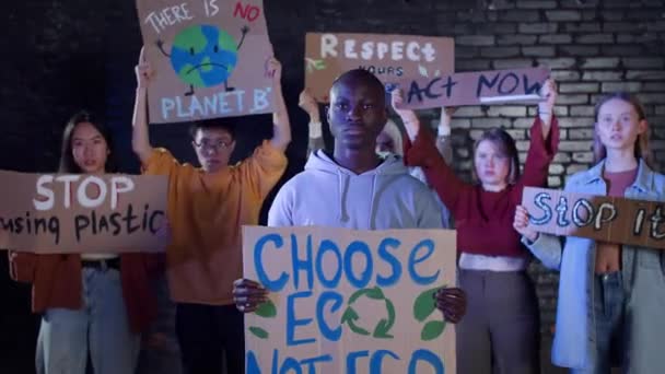 Группа Протестующих Молодых Людей Протестует Против Загрязнения Окружающей Среды Глобального — стоковое видео