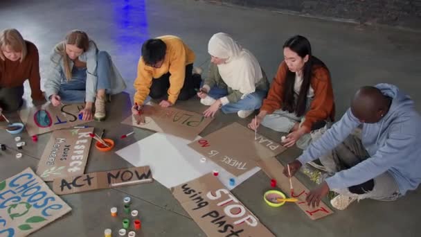 Skupina Mladých Lidí Kreslí Plakáty Protestuje Proti Znečištění Životního Prostředí — Stock video