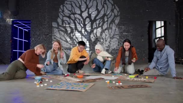 Een Groep Jongeren Tekent Affiches Protesteert Tegen Milieuvervuiling — Stockvideo
