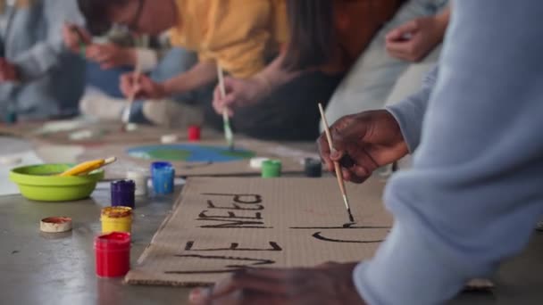 Группа Молодых Людей Рисует Плакаты Протестует Против Загрязнения Окружающей Среды — стоковое видео