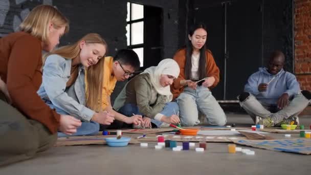 Група Молодих Людей Малює Плакати Протестує Проти Забруднення Навколишнього Середовища — стокове відео