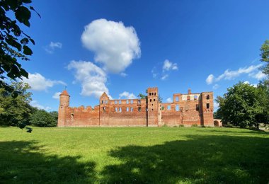 Polonya 'da kale harabeleri. Szymbark 'taki kale. Szymbark köyündeki 14. yüzyıl şatosu