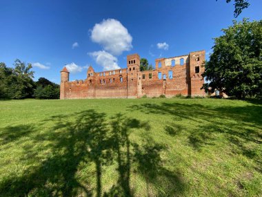 Polonya 'da kale harabeleri. Szymbark 'taki kale. Szymbark köyündeki 14. yüzyıl şatosu