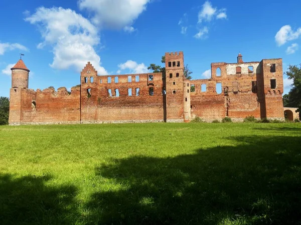 ポーランドの城跡 サンバルクの城 サンバルクの村にある14世紀の城 — ストック写真