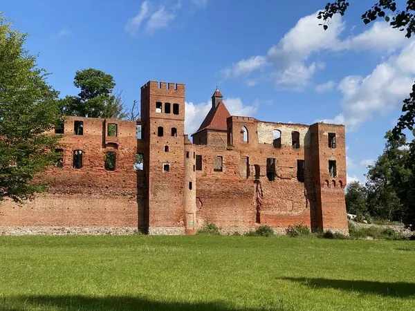 ポーランドの城跡 サンバルクの城 サンバルクの村にある14世紀の城 — ストック写真