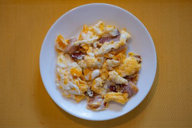 Çırpılmış yumurta ve domuz pastırması.