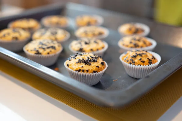 Muffins Bakplåtar Cupcakes Med Chokladströssel — Stockfoto
