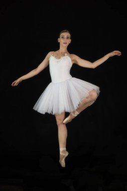 Siyah arka planda balerin. Dansçı dans pozisyonunda