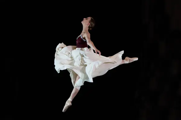 Balett Táncos Fekete Háttérrel Táncos Táncos Pozícióban — Stock Fotó
