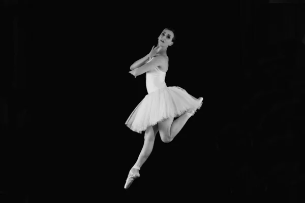 Balletttänzer Auf Schwarzem Hintergrund Tänzerin Tanzposition — Stockfoto