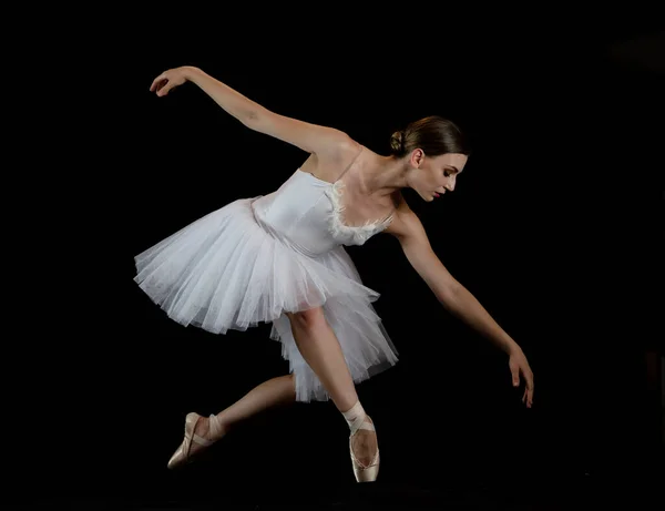 Balettitanssija Mustalla Taustalla Tanssija Tanssiasennossa — kuvapankkivalokuva