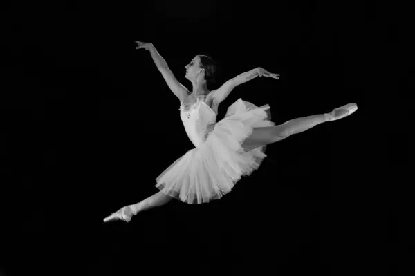 Siyah Arka Planda Balerin Dansçı Dans Pozisyonunda Telifsiz Stok Fotoğraflar