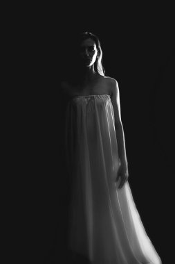 Beyaz cüppeli dansçı. Siyah arka planda güzel bir lirik dansçı.. 