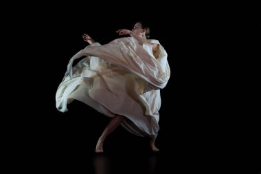 Beyaz cüppeli dansçı. Siyah arka planda güzel bir lirik dansçı.. 