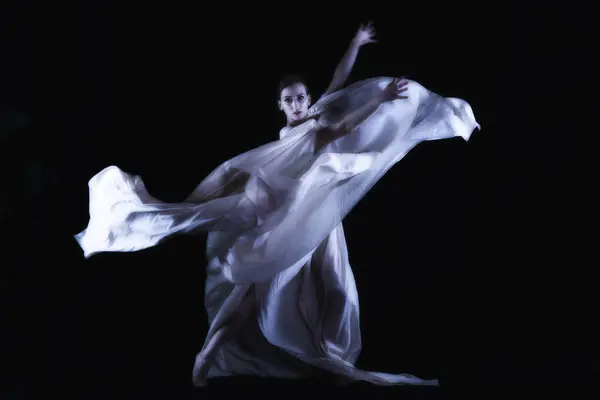 Tancerka Białym Szlafroku Piękna Tancerka Liryczna Czarnym Tle — Zdjęcie stockowe