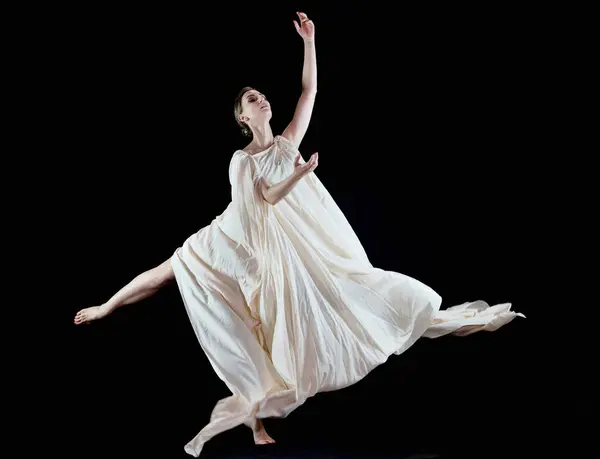 身穿白袍的舞蹈家 背景为黑色的美丽的抒情舞蹈家 — 图库照片