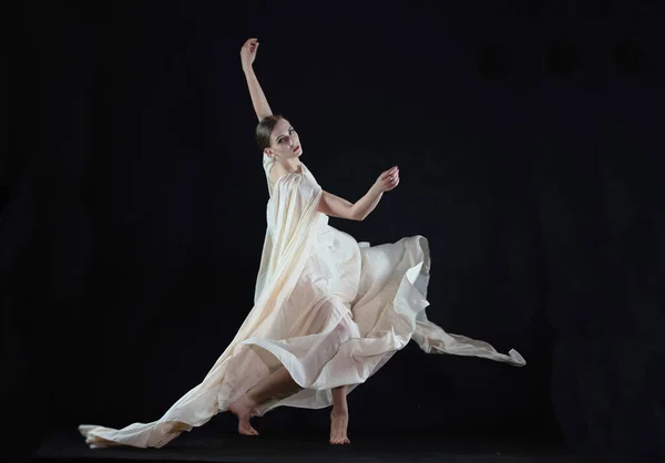 Dançarino Manto Branco Bela Dançarina Lírica Fundo Preto — Fotografia de Stock