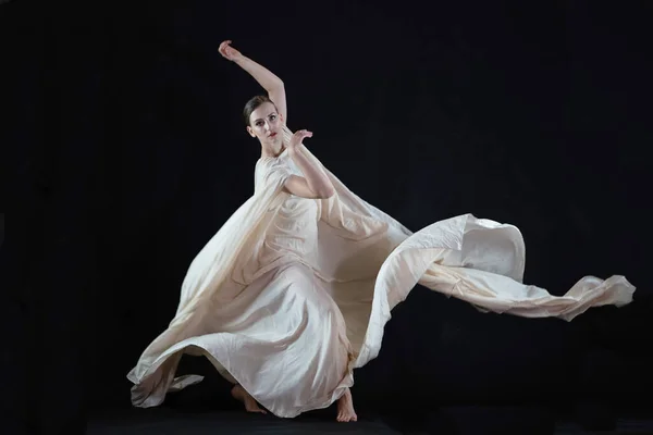 Dançarino Manto Branco Bela Dançarina Lírica Fundo Preto — Fotografia de Stock