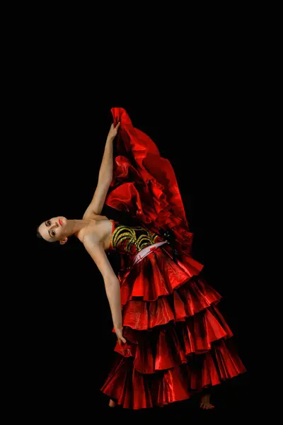 Piękna Tancerka Czerwonej Sukience Czarnym Tle — Zdjęcie stockowe