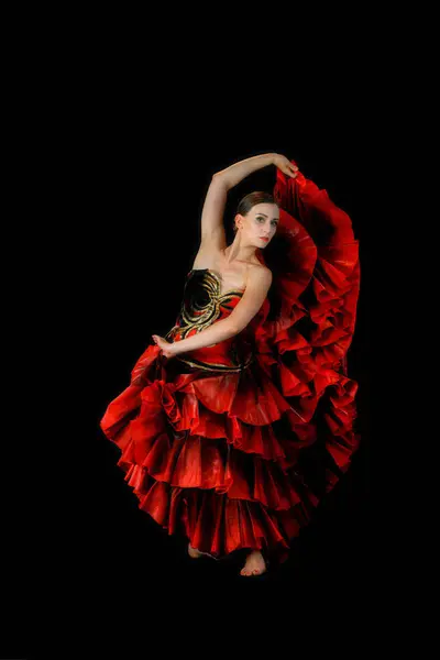 Siyah Arka Planda Kırmızı Elbiseli Güzel Bir Dansçı — Stok fotoğraf
