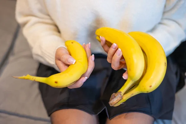 Bananes Dans Les Mains Une Femme — Photo